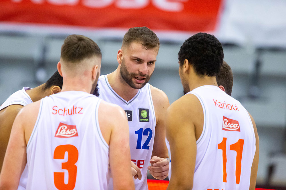 Zum Jahresendspurt hatten Coburgs Basketballer noch einmal einige Spiele auf der Agenda. Am Donnerstagabend absolviert der BBC Coburg dann die fünfte Begegnung innerhalb von drei Wochen. Zum Rückrundenauftakt in der BARMER 2. Basketball Bundesliga Pro B empfängt man die Arvato College Wizards aus Karlsruhe in der HUK-COBURG arena. Nach der Niederlage beim Tabellenschlusslicht in München am vergangenen Wochenende wollen die Vestestädter ein Erfolgserlebnis mit in die Weihnachtspause nehmen.